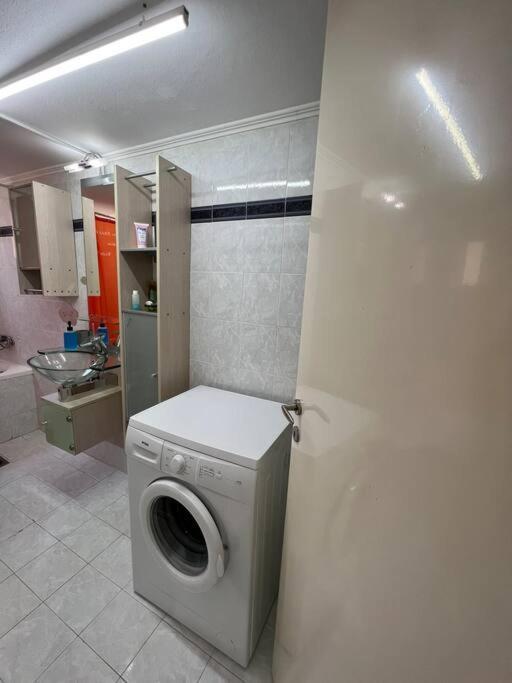 Local Apt Near City Lights 2 كاندية المظهر الخارجي الصورة